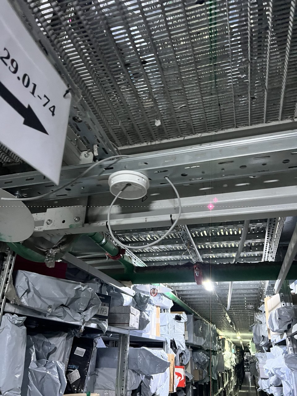 Фулфилмент-склад — камера на металлической направляющей